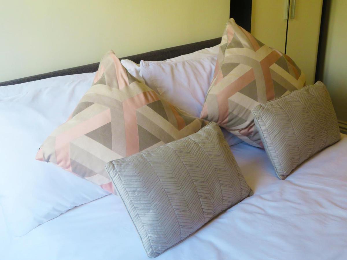 Entire 2 Bed Ground Floor Apartment Central But Quiet 纽马基特 外观 照片